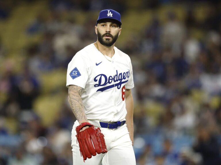 Dodgers’ Tanner Scott exits 9th inning with apparent injury